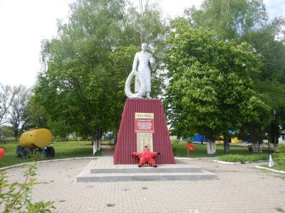 Братская могила советских воинов, погибших в боях с фашистскими захватчиками в 1943 году. Захоронено 29 человек, имена 3 человек установлены. Скульптура советского воина