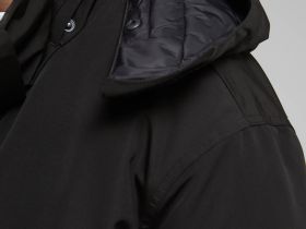 Утепленное пальто со съемным капюшоном