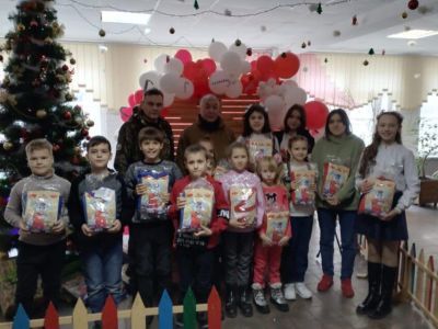 Новогодние подарки из Якутии передали детям Кировского