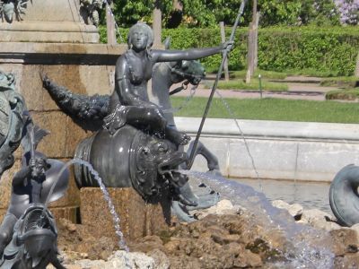 Статуи "Женщина с веслом" ("Нимфа реки") (две)