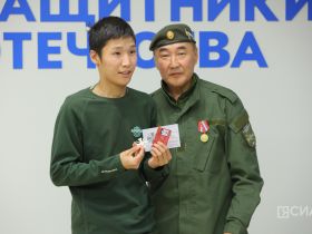 Якутянам вручили нагрудные знаки союза добровольцев Донбасса