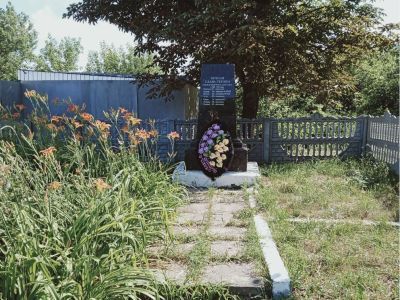 Братская могила 7 советских партизан