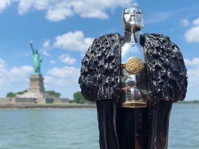 Якутяне передали писателю Джорджу Мартину статуэтку Элляя-Джона Сноу