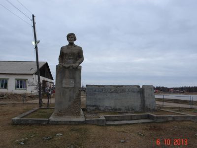 Памятник Алексееву Петру Алексеевичу (1849-1891 гг.) – рабочему-революционеру. Скульптор К.Н. Пшенников, архитектор К.Г. Туралысов, железобетон, 1972 г.