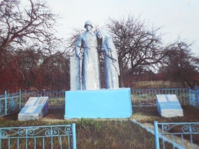 Братская могила 34 советских воинов, погибших в 1943 г. в боях с немецко-фашистскими захватчиками