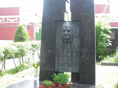 Могила Духова Николая Леонидовича (1904-1964), конструктора, трижды Героя Социалистического Труда