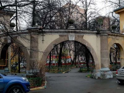 Полуциркульные арки между домами 23, 25, 27 внутри двора по ул. Маршала Бирюзова