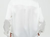 Блузка свободного силуэта с отложным воротником