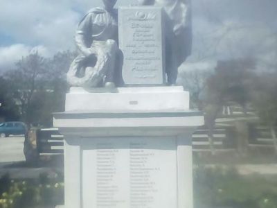 Братская могила советских воинов, установлена скульптура