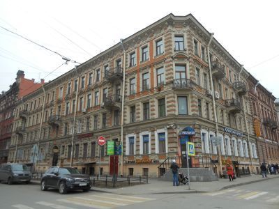 Дом. Здесь в 1868-1872 гг. жил издатель Поляков Н.П.