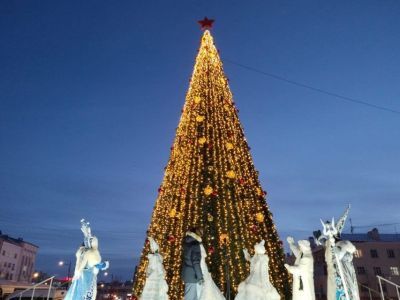 В Якутске зажгли огни на первой новогодней ёлке страны