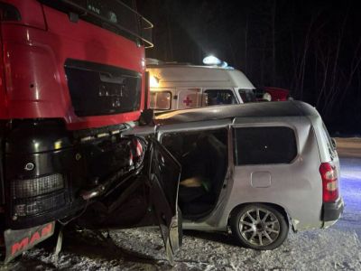 В Хангаласском районе при наезде легкового авто на грузовик погиб человек