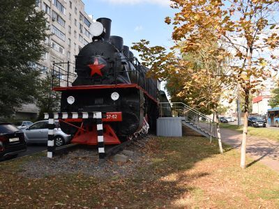 Паровоз и вагоны, установленные в честь труда железнодорожников  во время  войны