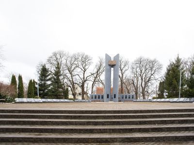 Братская могила советских воинов, погибших в феврале 1945 года (арх. А.В. Марков, И.А. Ефимова)