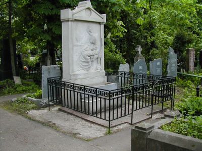 Надгробие М.Г.Савицкой-Бурджаловой