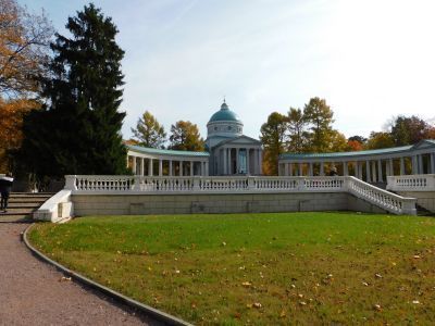 Терраса храма-усыпальницы с подпорной стеной, балюстрадой, лестницами и пандусами