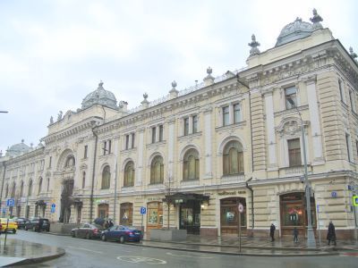 Главный корпус с доходными квартирами, магазинами, банной частью и парадным мавританским двориком, 1894-1895 гг., архитектор Б.В. Фрейденберг. Здесь с мая по ноябрь 1902 года снимали квартиру А.П. Чехов с О.Л. Книппер