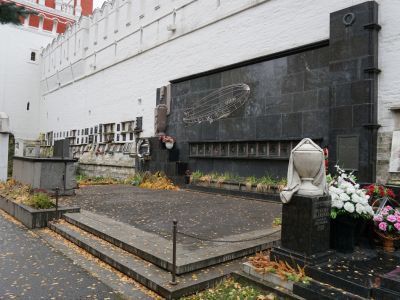 Братское захоронение членов экипажа дирижабля "СССР-В6", погибших 6 февраля 1938 года при выполнении полета по спасению поляной экспедиции И.Д.Папанина