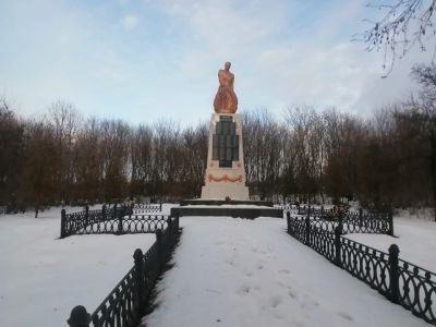 Братская могила воинов Советской Армии, погибших в период Великой Отечественной войны. Захоронено 579 человек, установлено фамилий 131 человека. Скульптура установлена в 1957 году