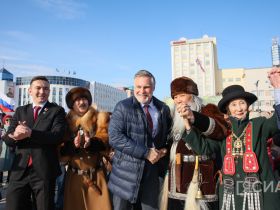 Более тысячи якутян станцевали осуохай на площади Республики