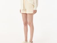 Женские короткие однотонные шорты Lacoste