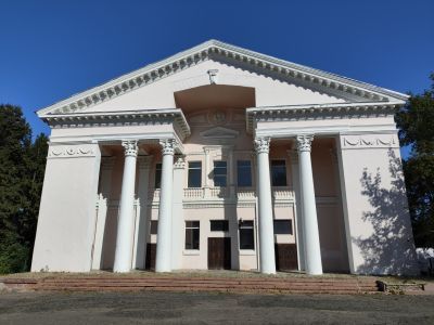 Здание бывшего кинотеатра "Родина"