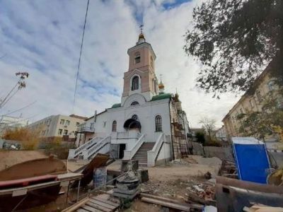 Храм во имя Казанской Пресвятой Богородицы русской православной старообрядческой церкви с домом причта и подпорной стенкой