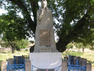 Братская могила советских воинов, погибших в период Сталинградской битвы