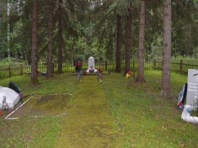 Братская могила воинов Советской Армии, погибших в боях с немецко-фашистскими захватчиками