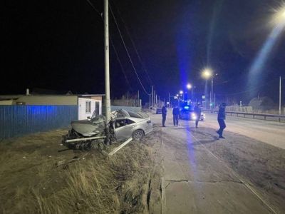 Автомобиль врезался в опору освещения в Якутске. Пострадали три человека UPD