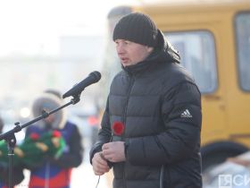 В Якутске общественность возложила цветы к памятнику Роману Дмитриеву