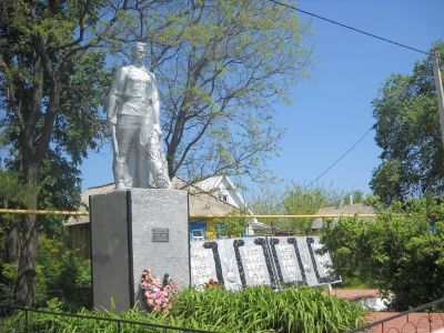 Братская могила советских воинов, погибших в боях с фашистскими захватчиками в 1943 году. Захоронено 3 человека, имена не установлены. Скульптура советского воина