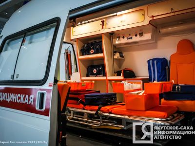 В центре Якутска мужчина выпал из окна третьего этажа