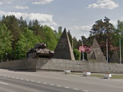 Памятный знак воинам 16-й армии - танк «Т-34», установленный на рубеже контрнаступления советских войск в декабре 1941 г.