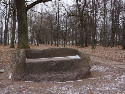 Каменный диван