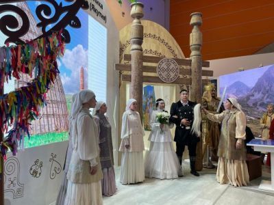 Молодожёны из Якутии заключили брак на всероссийском свадебном фестивале в Москве