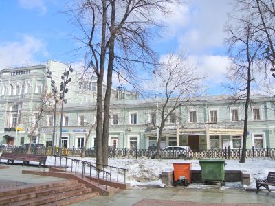 Дом, в котором прошли детские и юношеские годы Н.П. Огарева. С марта 1913 г. в здании помещался кинотеатр "Унион"; с 1939 г. -  Кинотеатр повторного фильма