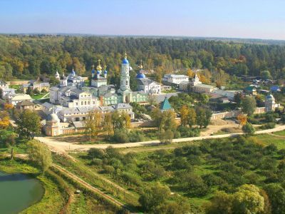 Монастырь "Оптина Пустынь", в котором бывали в разное время Гоголь Николай Васильевич, Достоевский Федор Михайлович, Толстой Лев Николаевич и др.