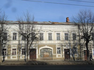 Здание построено в XIX веке, использовалось под магазины, жильё