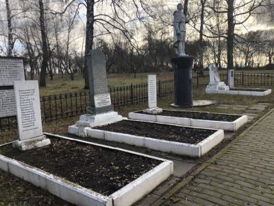 Братская могила воинов Советской Армии, погибших в период Великой Отечественной войны. Захоронено 72 человека, установлено фамилий на 24 человека. Скульптура установлена в 1952 году
