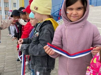 На площади ДК «Северное сияние» п. Айхал прошел красочный флешмоб «Российский триколор»