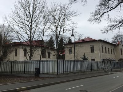 Жилой дом со службой