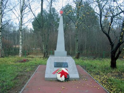 Братское захоронение советских воинов, погибших в 1941-44 гг.