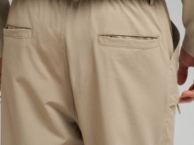 Брюки из технологичной ткани с водоотталкивающими свойствами