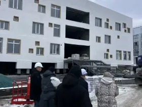 Виктор Романов проверил строительство двух школ, школы и детсада в Звездном