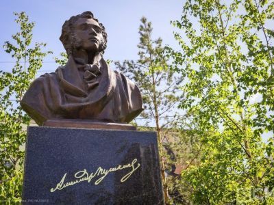 Фоторепортаж: в День русского языка к памятнику Александру Пушкину в Якутске возложили цветы