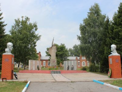 Братская могила советских воинов, погибших в боях с фашистскими захватчиками в 1943 году. Захоронено 176 человек, установлены имена 139 человек. Скульптура советского воина