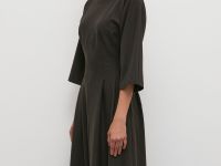 Приталенное платье длины миди