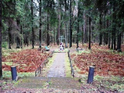 Братское кладбище советских воинов, погибших в 1939-40 и 1941-44 гг.