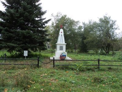Братская могила жертв белого террора и 14 солдат, павших в годы войны 1941 - 1945 гг.